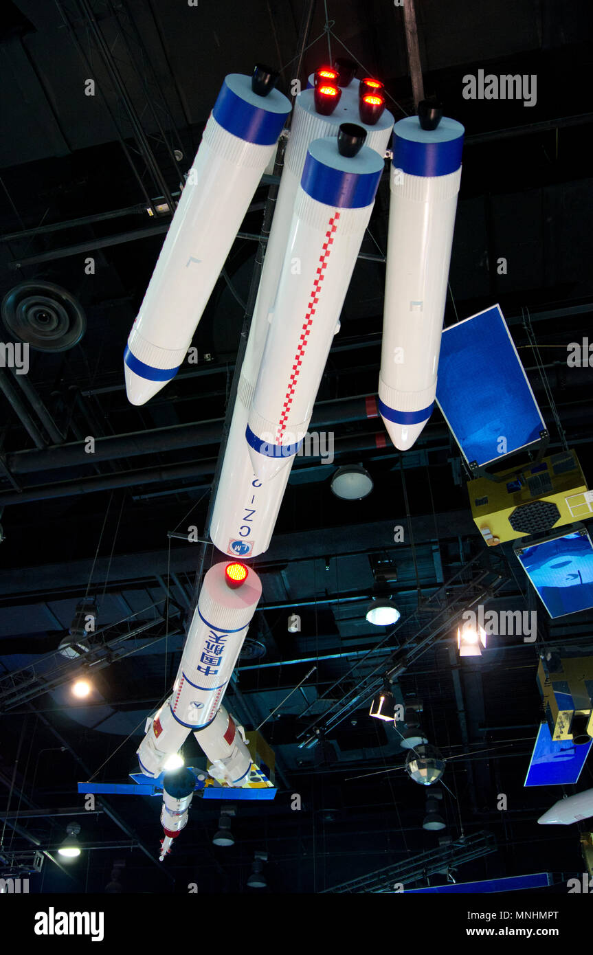 Un modello di un cinese lunga marcia CZ-2F rocket lanciando un Shenzhou presidiati navicella spaziale su display in Cina Museo di Scienza e Tecnologia di Pechino, Foto Stock
