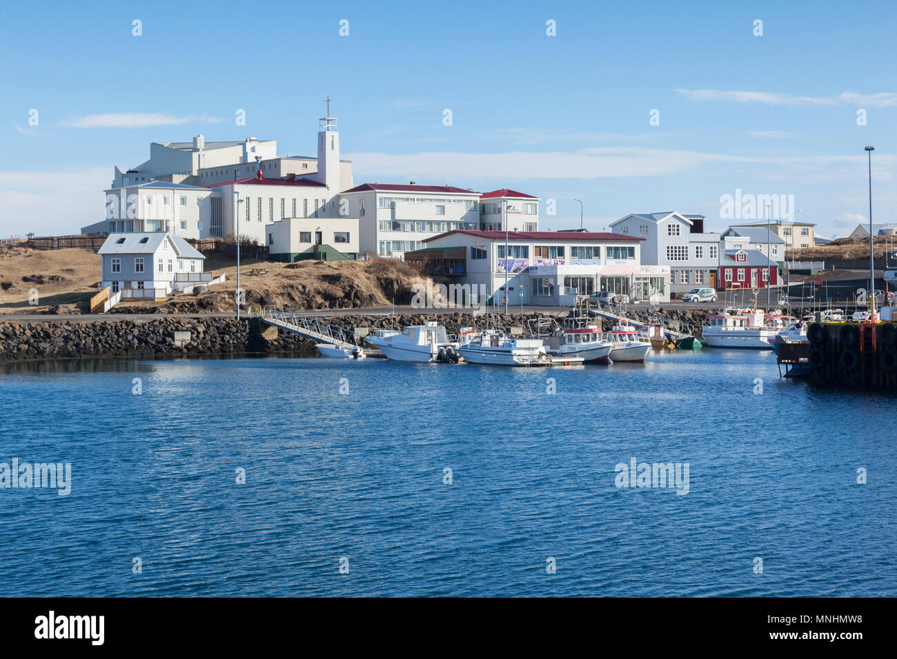 16 Aprile 2018: Stykkisholmur, Snaefellsnes Peninsula, West Islanda - La città e il porto. Foto Stock