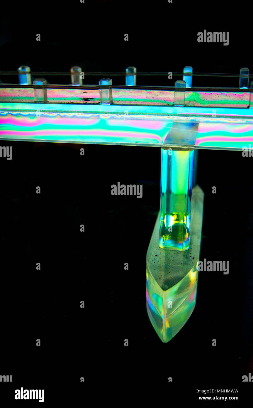 Modello di Perspex di un ponte per la Cina Museo di Scienza e tecnologia a Pechino in Cina, con sollecitazione meccanica patterns visibili utilizzando la luce polarizzata. Foto Stock