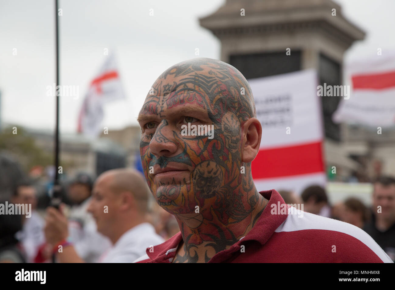 Un tatuato membro dell'EDL sorge in Trafalgar Square, Londra Foto Stock