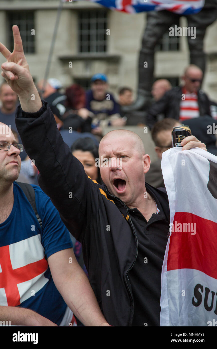 Un membro dell'EDL grida e non un segno di vittoria durante un mese di marzo in centro a Londra Foto Stock