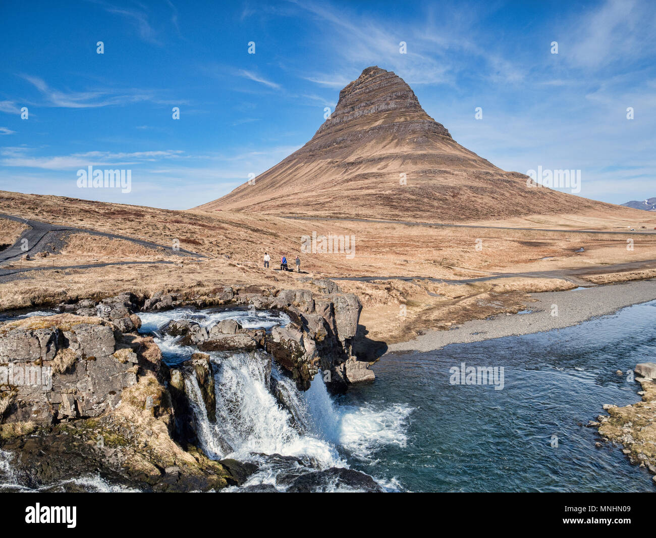 16 Aprile 2018: Snaefellsnes Peninsula, West Islanda - La montagna Kirkjufell e cascata Kirkjufellsfoss sulla penisola Snaefellsnes, Islanda... Foto Stock