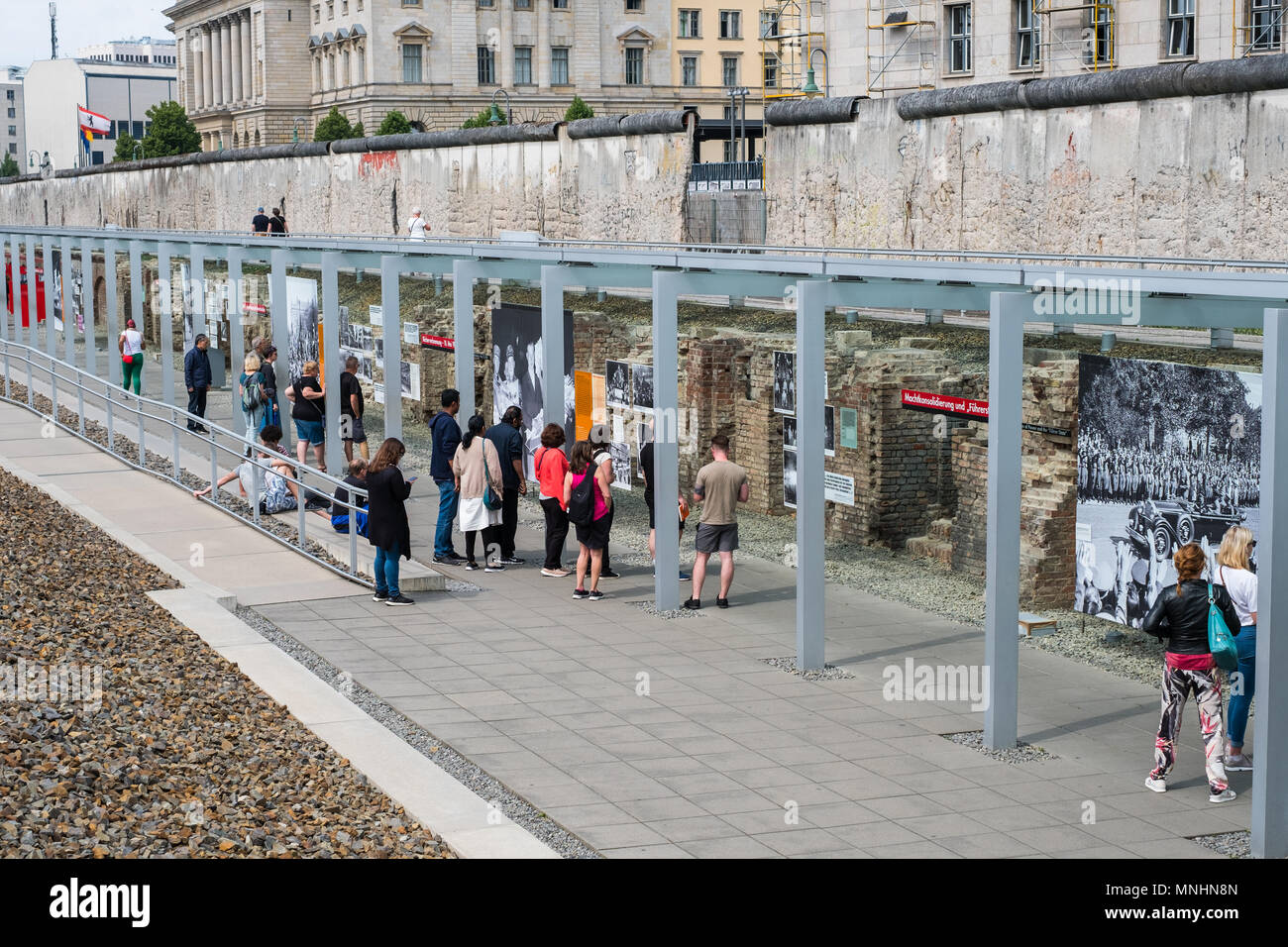 Berlino, Germania - maggio 2018: la gente alla topografia del terrore (tedesco: Topographie des terrori) outdoor History Museum a Berlino, Germania Foto Stock