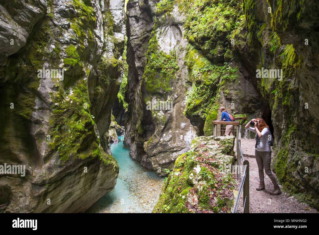 Turisti che si godono maestoso scenario naturale dell'Tolmin gorge nel Parco Nazionale del Triglav, Slovenia Foto Stock