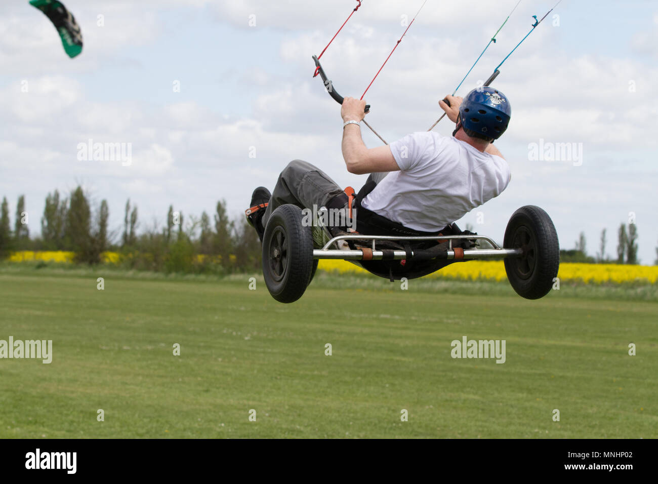 Sport estremo kite landboarding in Essex, UK. Airborne in una terra buggy.. Foto Stock