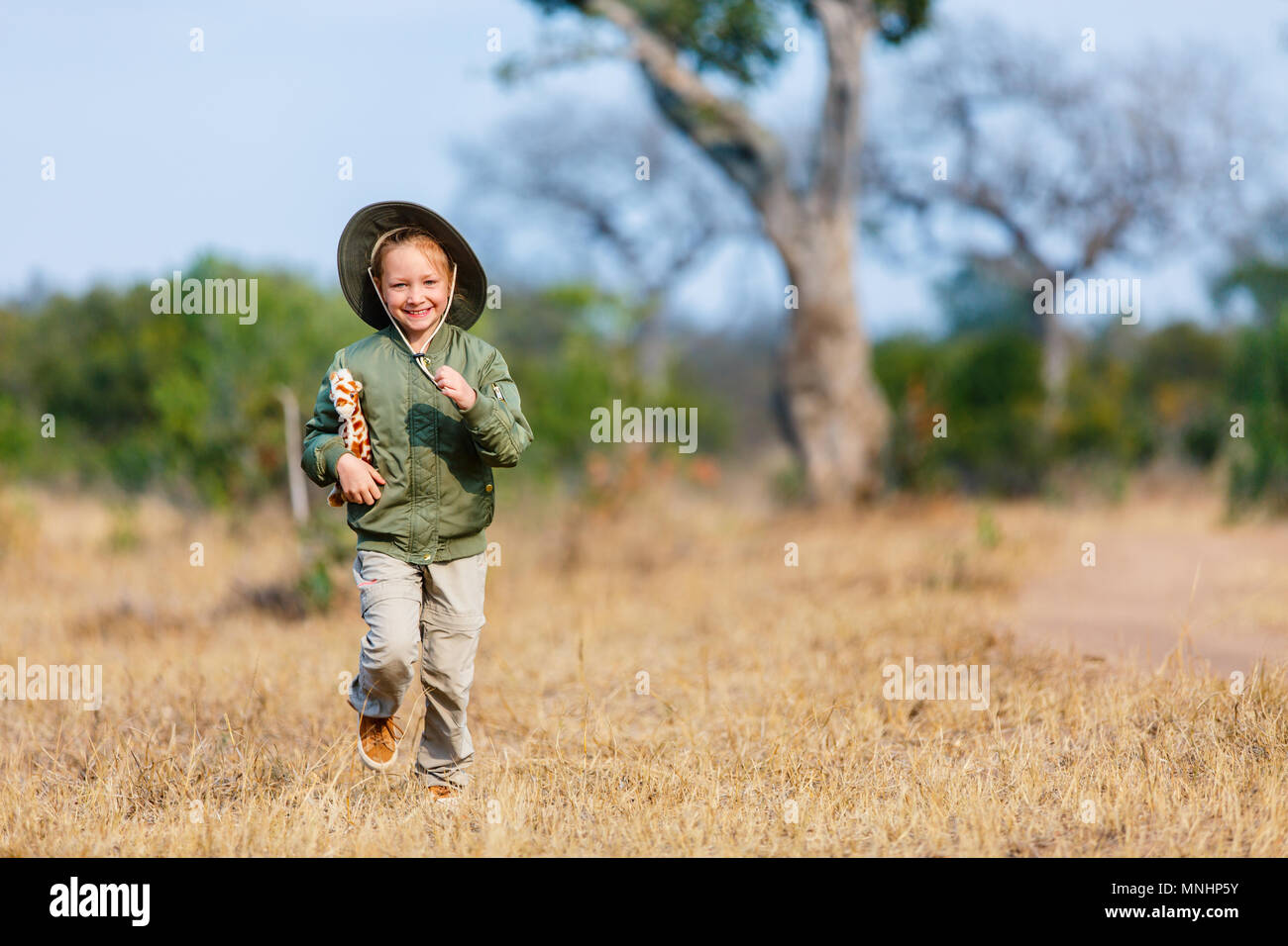 Adorabile bambina in Sud Africa safari con il giocattolo giraffe Foto Stock