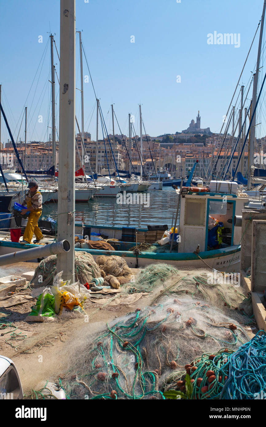 Pescatore al Harbour Vieux Port, Marseille, Bouches-du-Rhone, Provence-Alpes-Côte d'Azur, in Francia del Sud, Francia, Europa Foto Stock