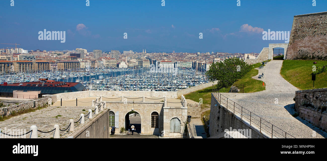 Vista da Fort Saint-Nicolas sul vecchio porto Vieux Port, Marseille, Bouches-du-Rhone, Provence-Alpes-Côte d'Azur, in Francia del Sud, Francia, Europa Foto Stock
