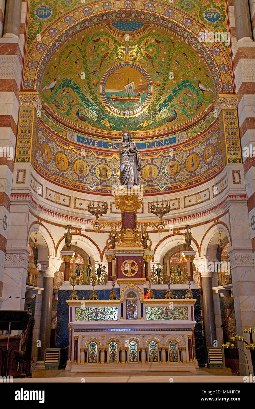 Altare e argento statua della Vergine Chanuel, Cattedrale di Notre Dame de la Garde, chiesa di pellegrinaggio, Marsiglia, Bouches-du-Rhone, Francia Foto Stock