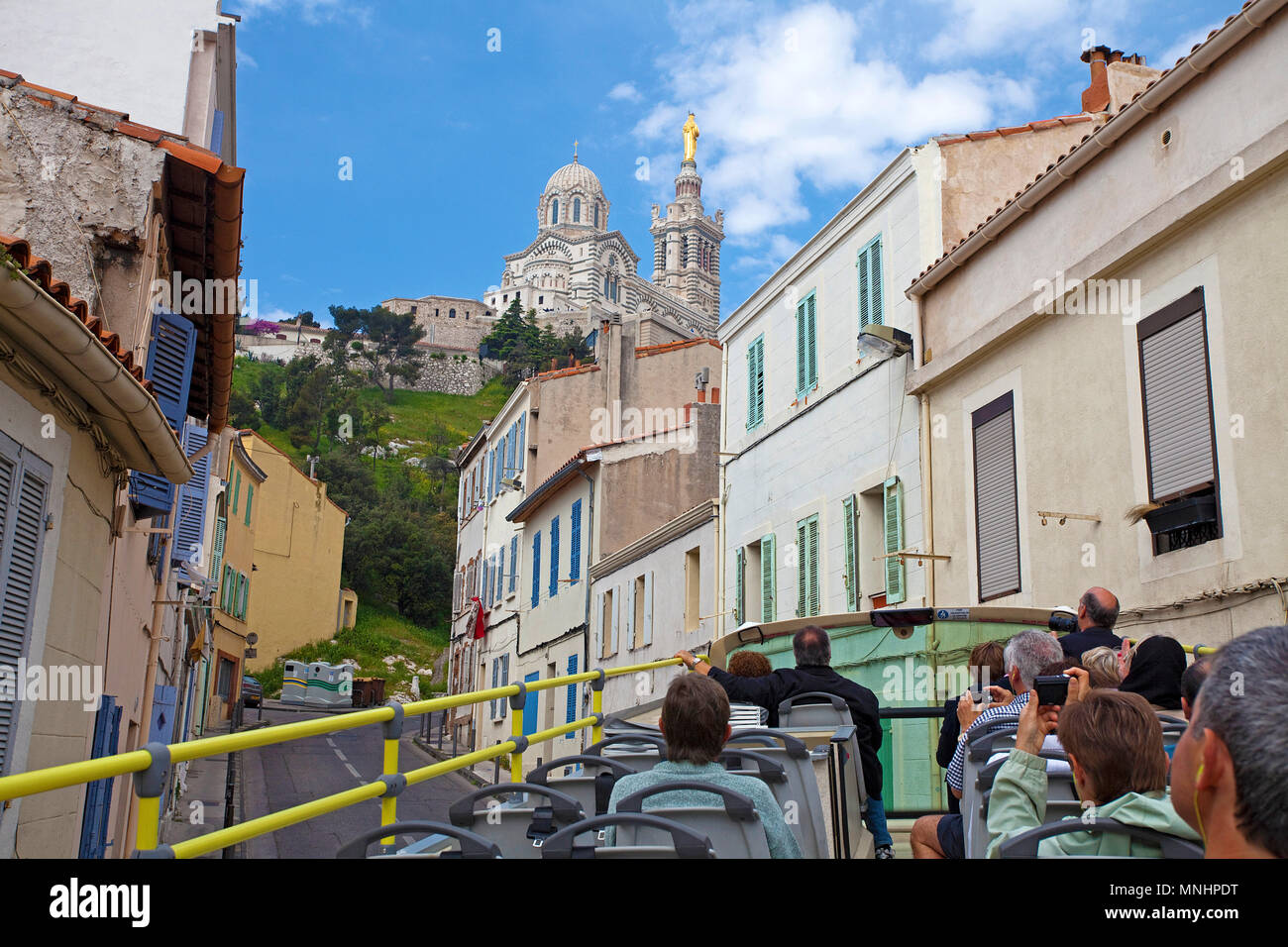 City Tour, autobus turistico sulla via della cattedrale di Notre Dame de la Garde, Marsiglia, Bouches-du-Rhone, Francia del Sud, Francia, Europa Foto Stock