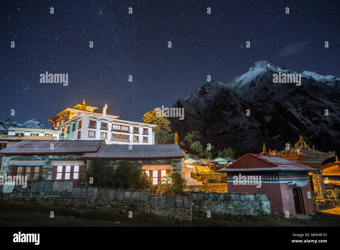 Il famoso monastero buddista a Tengboche nella Valle del Khumbu del Nepal visto con un cielo sereno e stelle di notte. Foto Stock