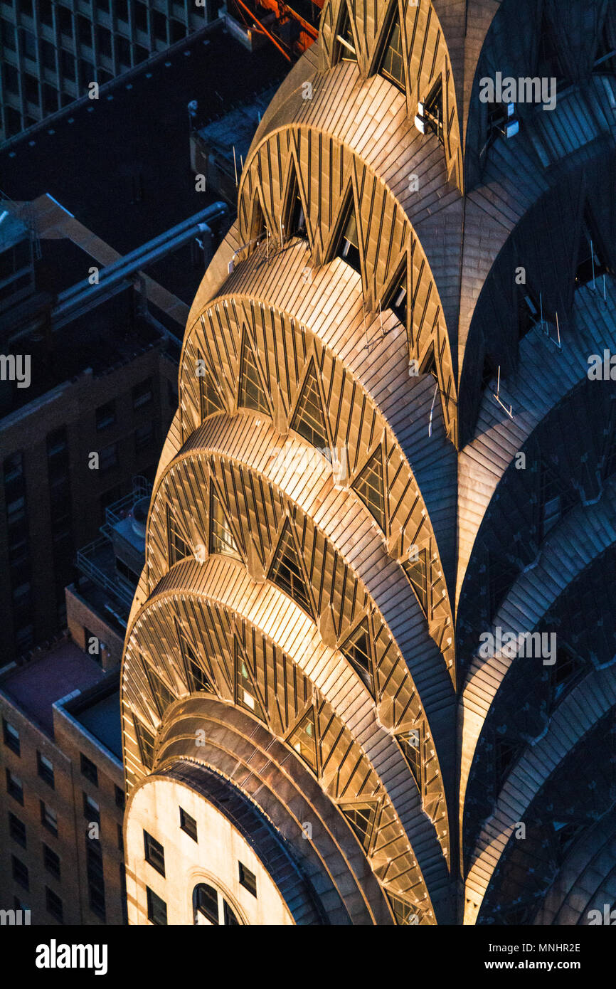 La luce del tramonto colpisce la parte superiore della Chrysler Building in Midtown Manhattan, New York. Completato nel 1930, l'edificio era il più alto del mondo per un breve periodo di tempo fino a quando non è stato superato dall'Empire State Building, completato un anno più tardi. Oggi, il Chrysler Building rimane uno dei più alti e iconico in New York City. Foto Stock
