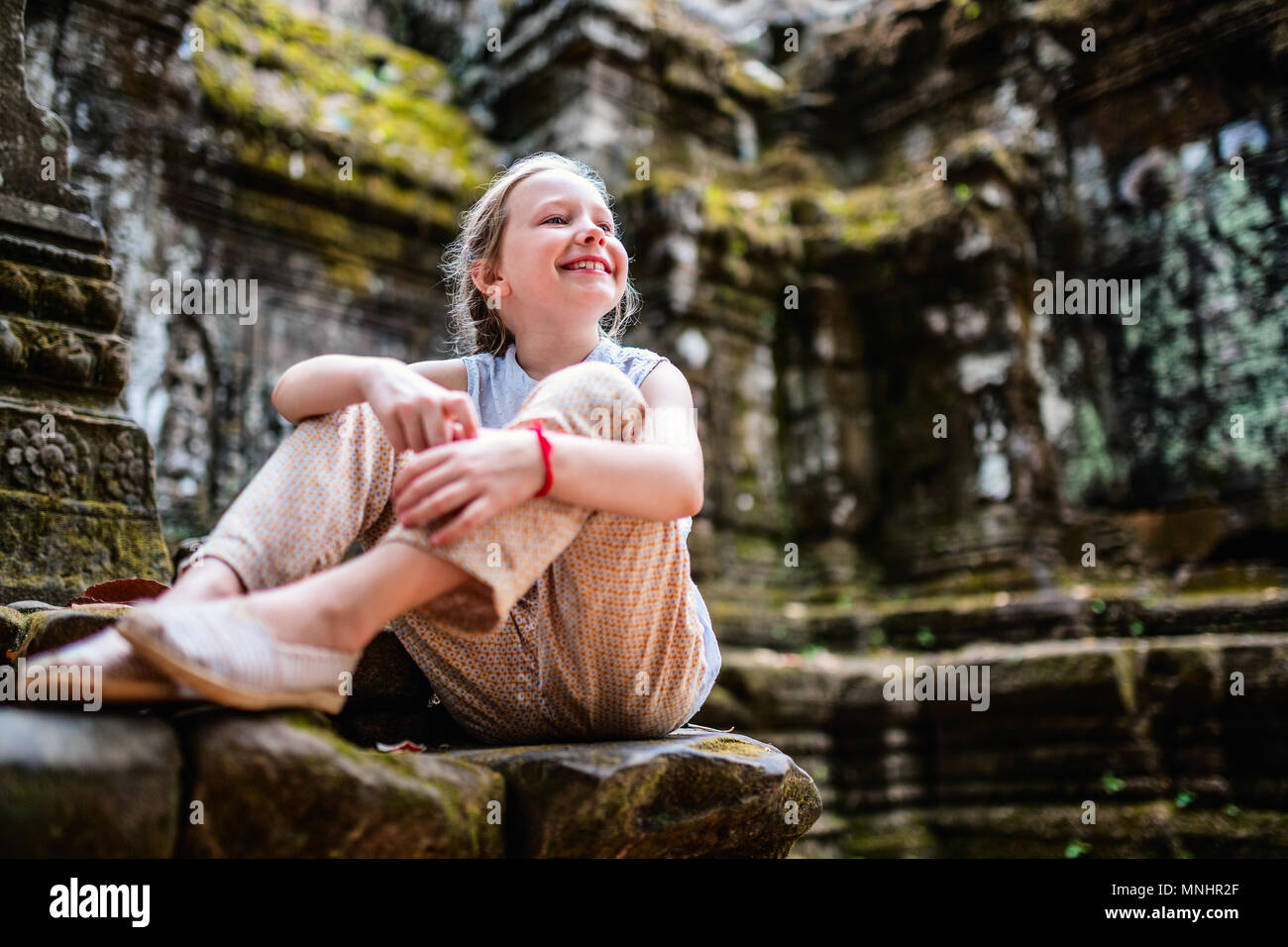 Bambina in antica Angkor Wat in Siem Reap, Cambogia Foto Stock