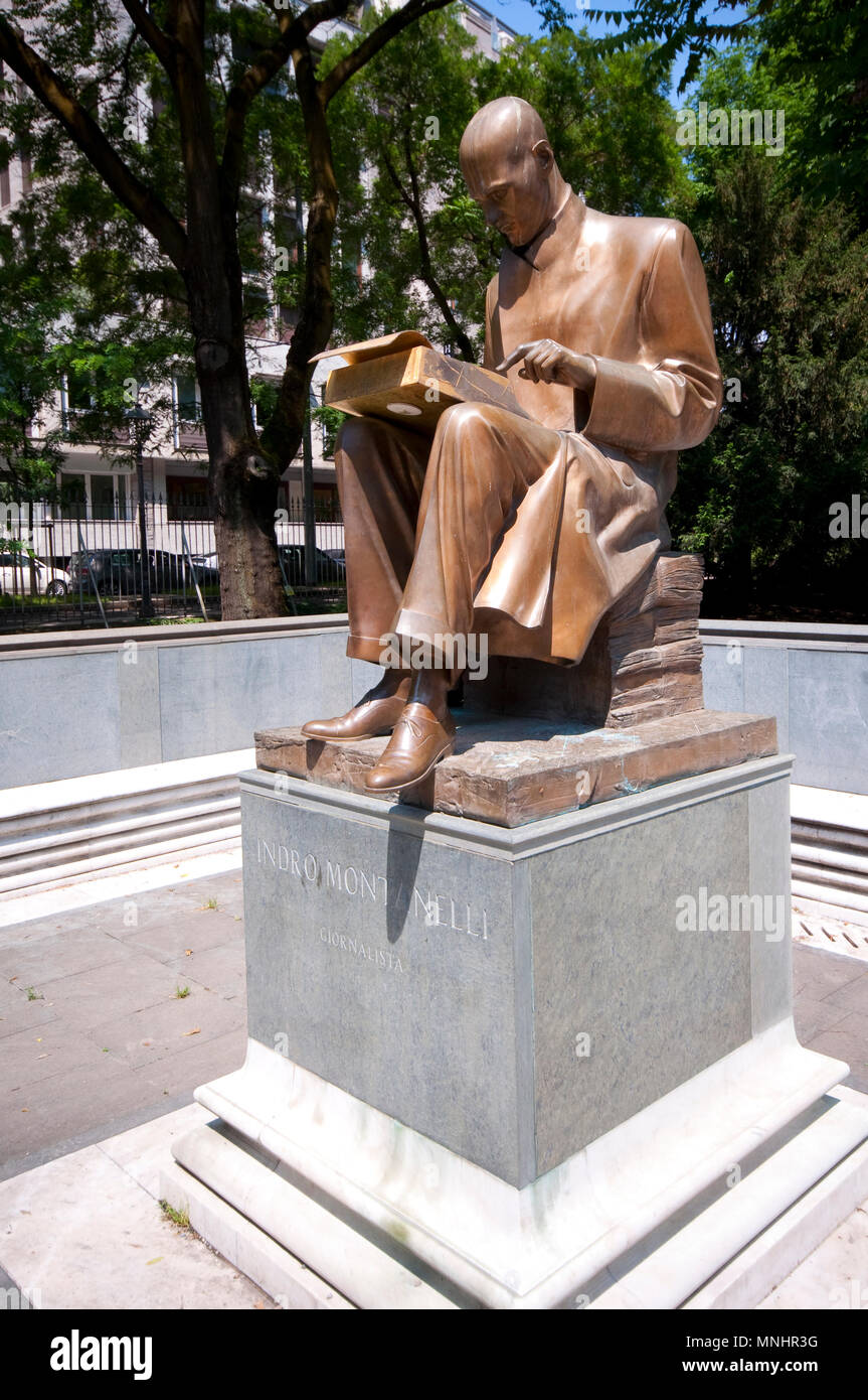 L'Italia, Lombardia, Milano, Indro Montanelli monumento di Vito Tongiani Foto Stock