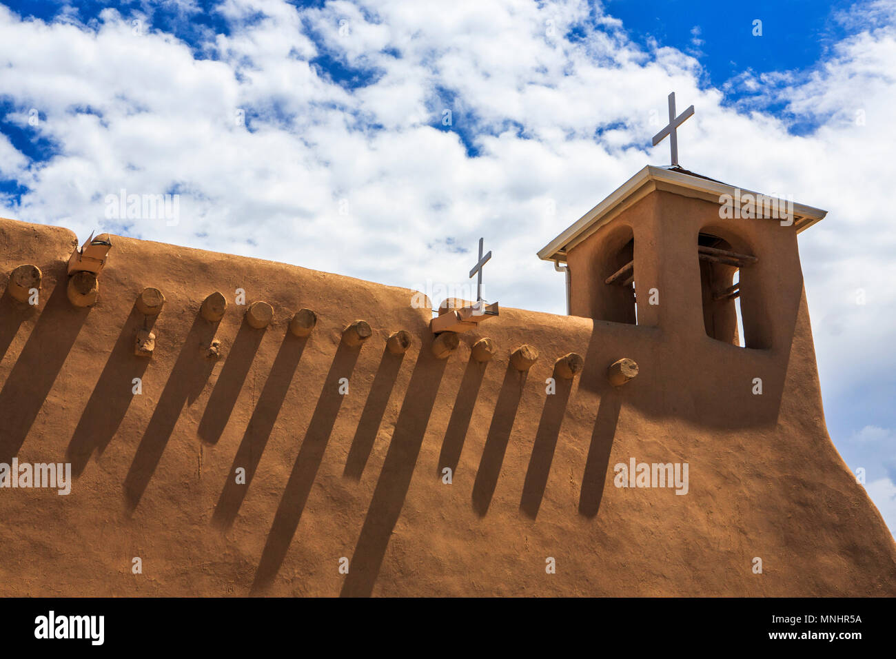 Il San Francisco de Asis chiesa della missione di Taos, Nuovo Messico è una delle più celebri strutture nel sud-ovest ed è stato nominato un sito del Patrimonio Culturale Mondiale dell UNESCO e un U.S. Monumento Storico Nazionale. Foto Stock
