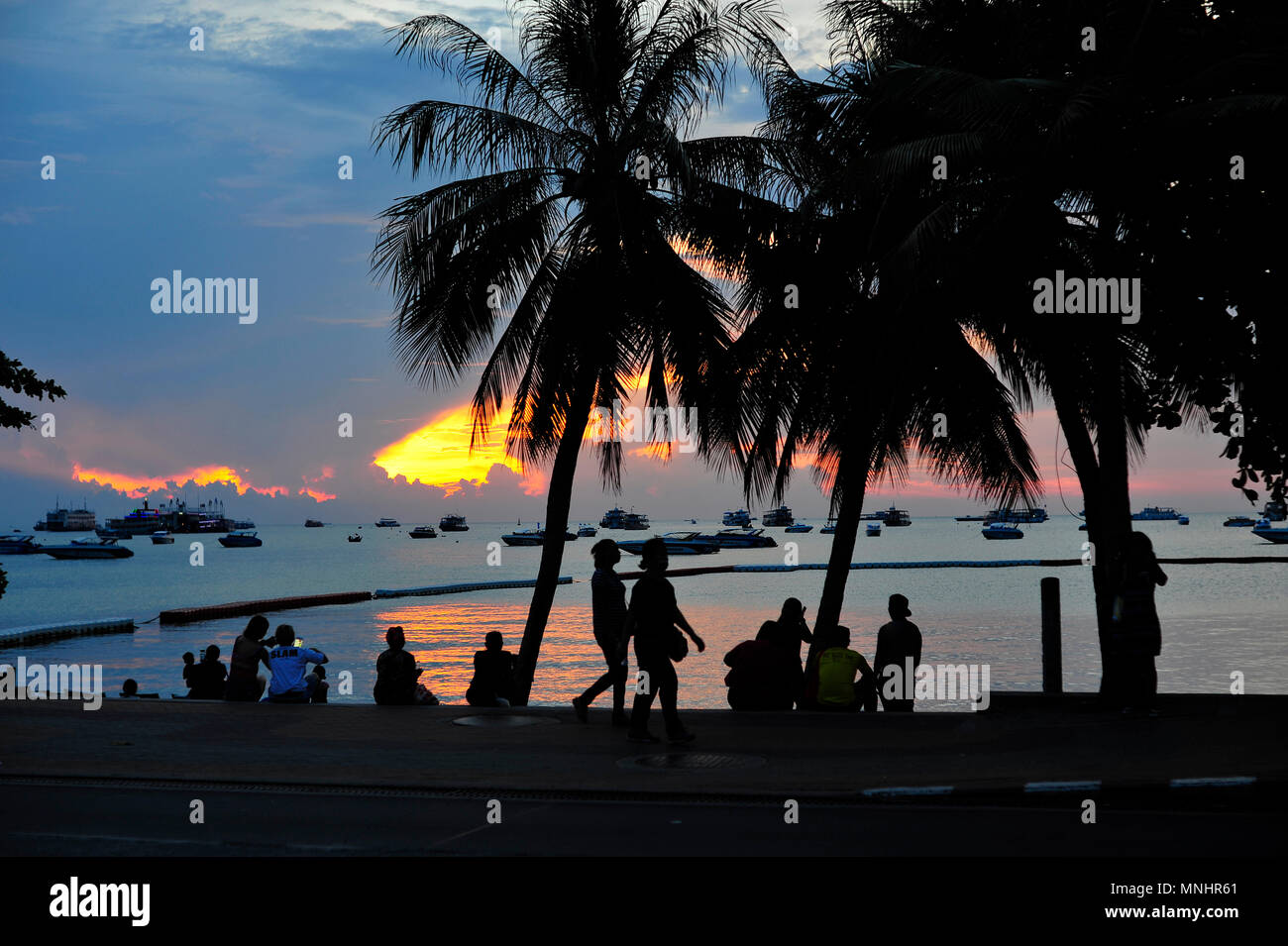 Tramonto su Beach Road Pattaya Thailandia Foto Stock