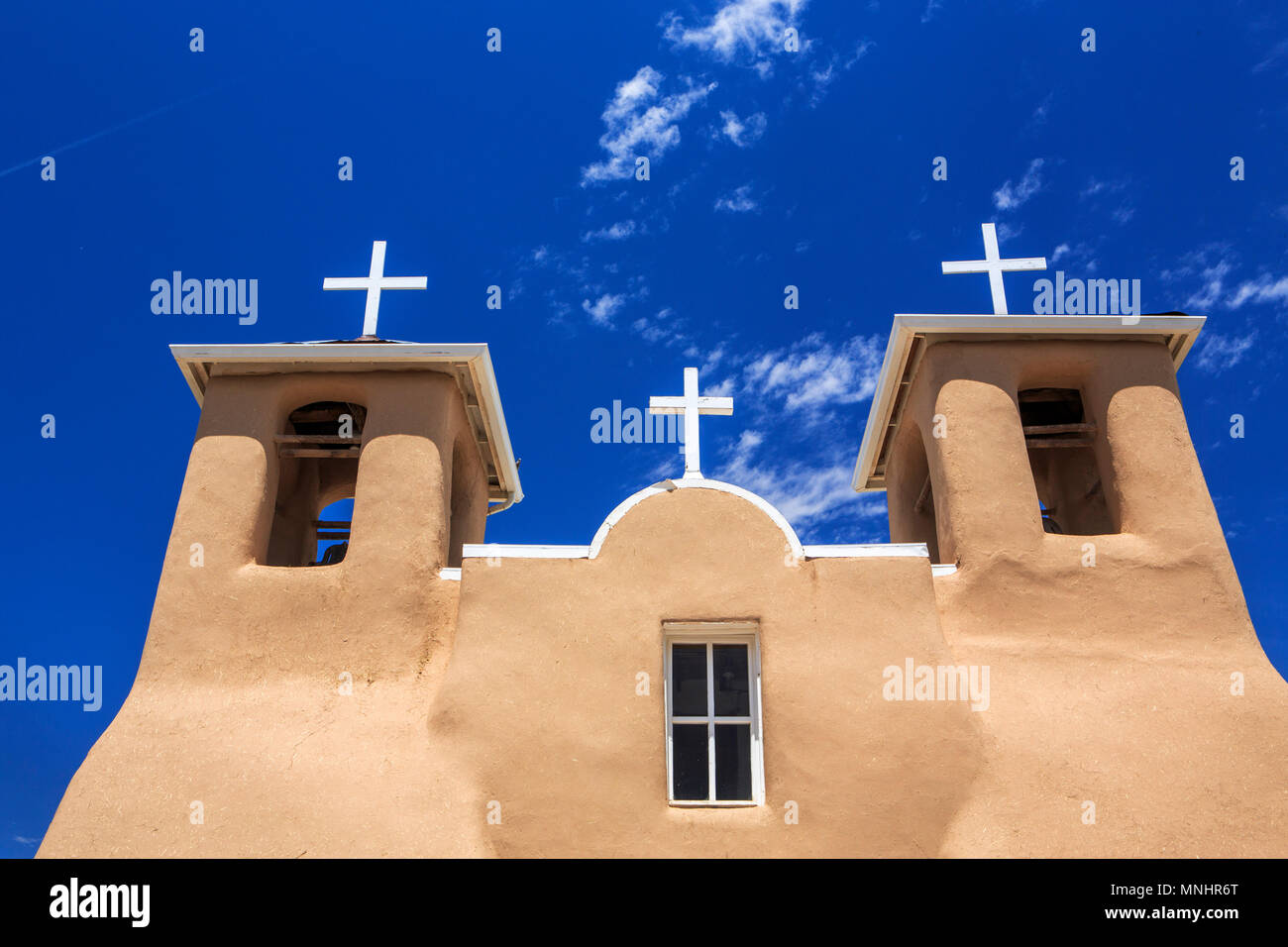 Il San Francisco de Asis chiesa della missione di Taos, Nuovo Messico è una delle più celebri strutture nel sud-ovest ed è stato nominato un sito del Patrimonio Culturale Mondiale dell UNESCO e un U.S. Monumento Storico Nazionale. Foto Stock