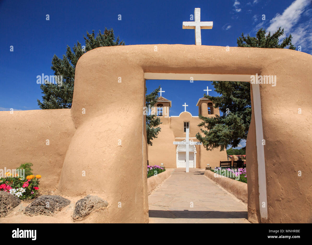 Il San Francisco de Asis chiesa della missione di Taos, Nuovo Messico è una delle più celebri strutture nel sud-ovest ed è stato nominato un sito del Patrimonio Culturale Mondiale dell UNESCO e un U.S. Monumento Storico Nazionale. Foto Stock