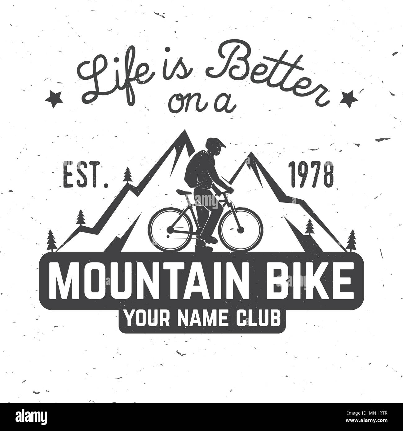 La vita è migliore su una mountain bike. Illustrazione Vettoriale. Concetto per una camicia o un logo, stampa, timbro o il raccordo a t. Vintage design tipografia con uomo Bicicletta Equitazione Illustrazione Vettoriale