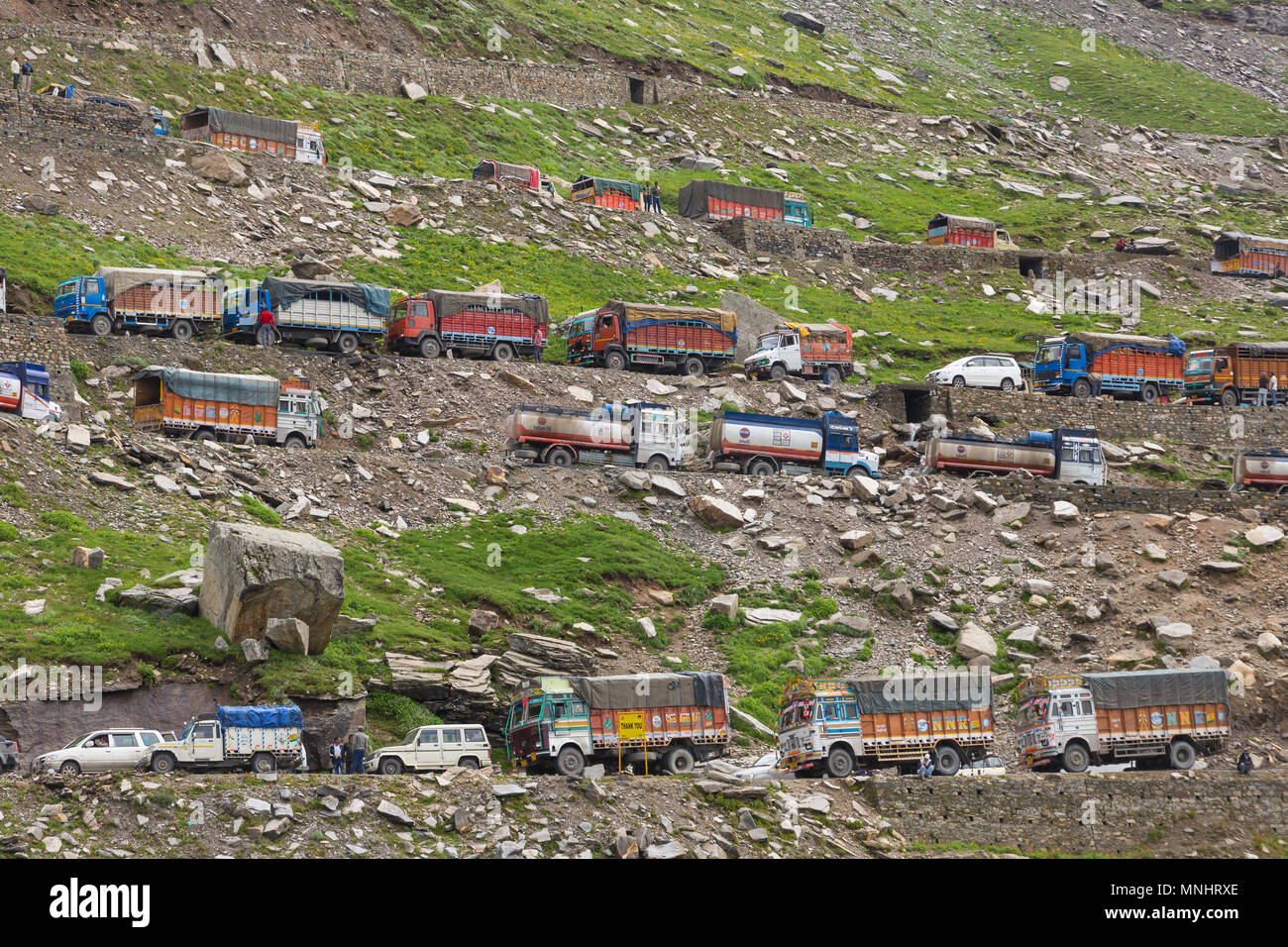 Manali, India - 19 Luglio 2017: molte automobili e camion bloccati nel traffico a Rohtang pass a causa di frana in Himachal Pradesh, India settentrionale Foto Stock