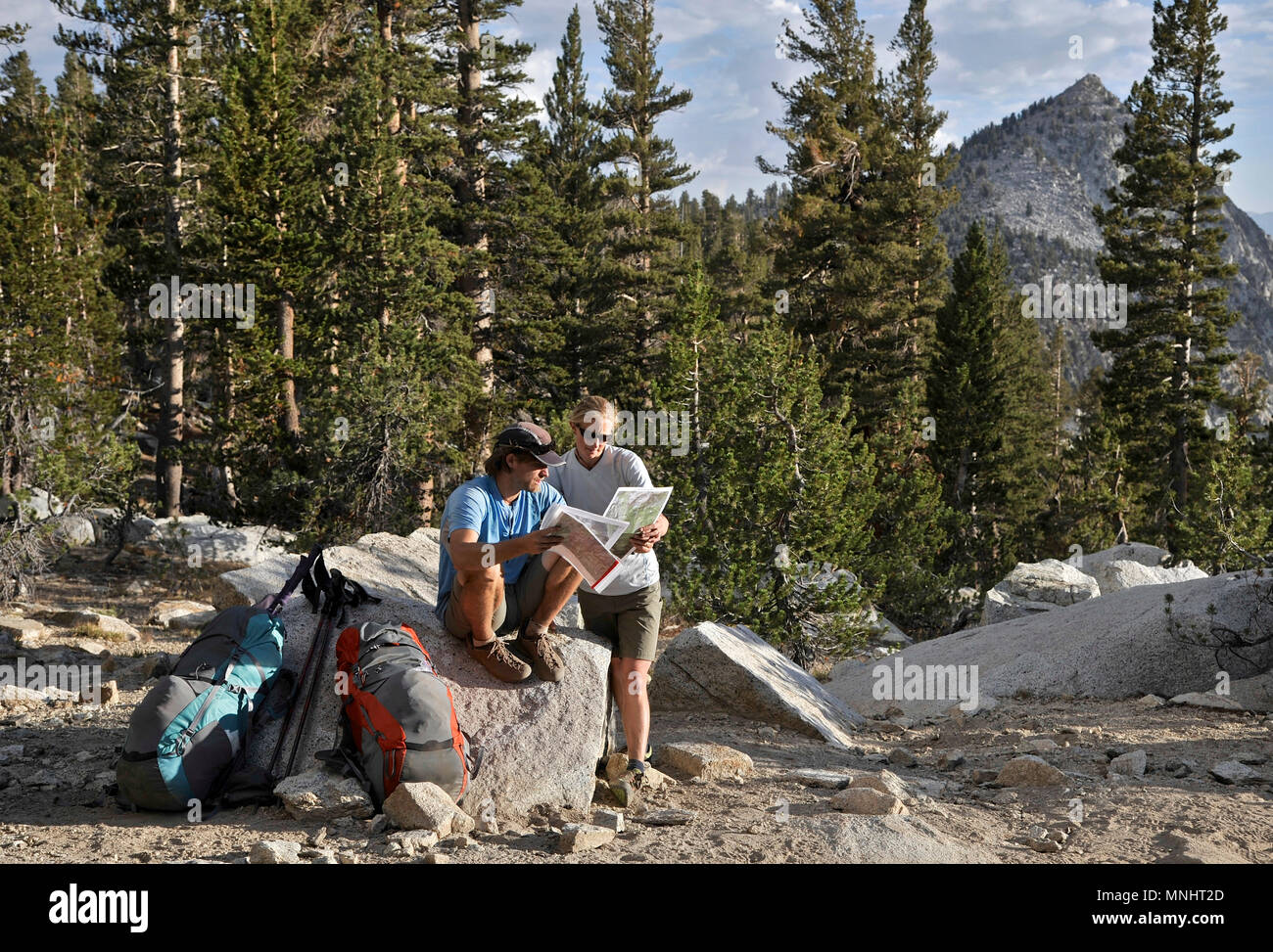 Per Backpackers in riferimento alle loro mappa sul rame Creek Trail su una di due settimane trek della Sierra Alta Via in Kings Canyon National Park in California. Il 200-miglio percorso circa parallels il famoso John Muir Trail attraverso la Sierra Nevada gamma di California dal Kings Canyon National Park Parco Nazionale di Yosemite. Foto Stock