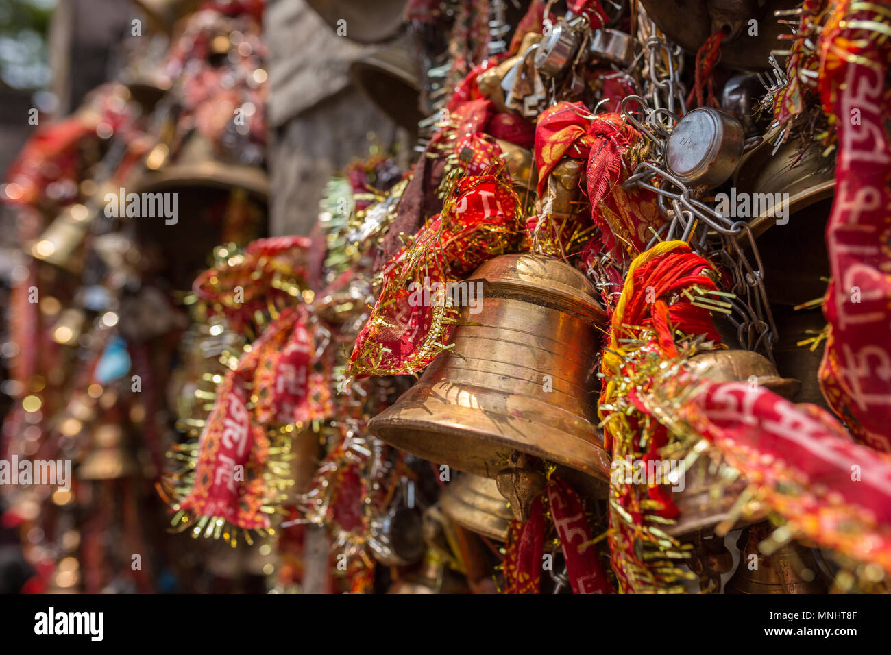Le campane in Kamakhya hindu Mandir tempio di Guwahati, stato di Assam, nord-est dell India Foto Stock