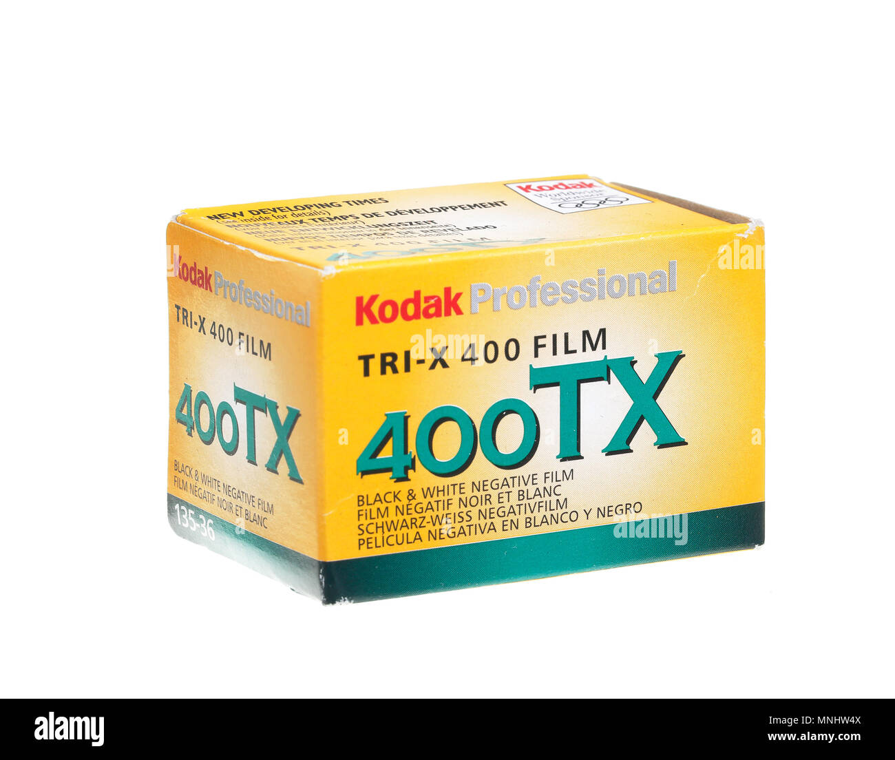 Un vecchio film di imballaggio a partire da circa 2002, con il polo negativo a Kodak Tri-X B & W film ISO 400 per 36 esposizioni. Isolato su sfondo bianco. Foto Stock