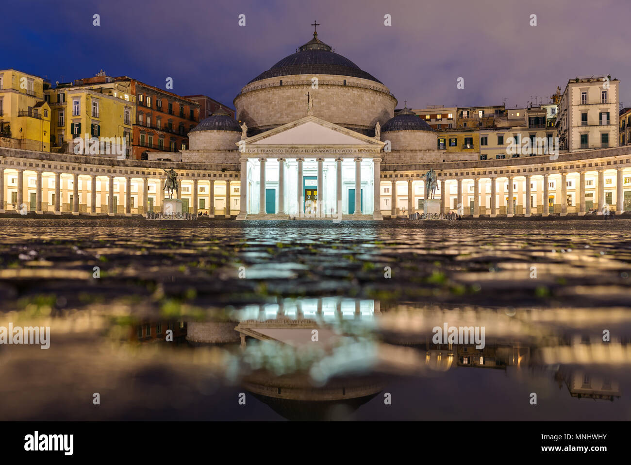 Chiesa di San Francesco di Paola in Piazza del Plebiscito ( Piazza del Plebiscito ) di notte a Napoli, Italia Foto Stock