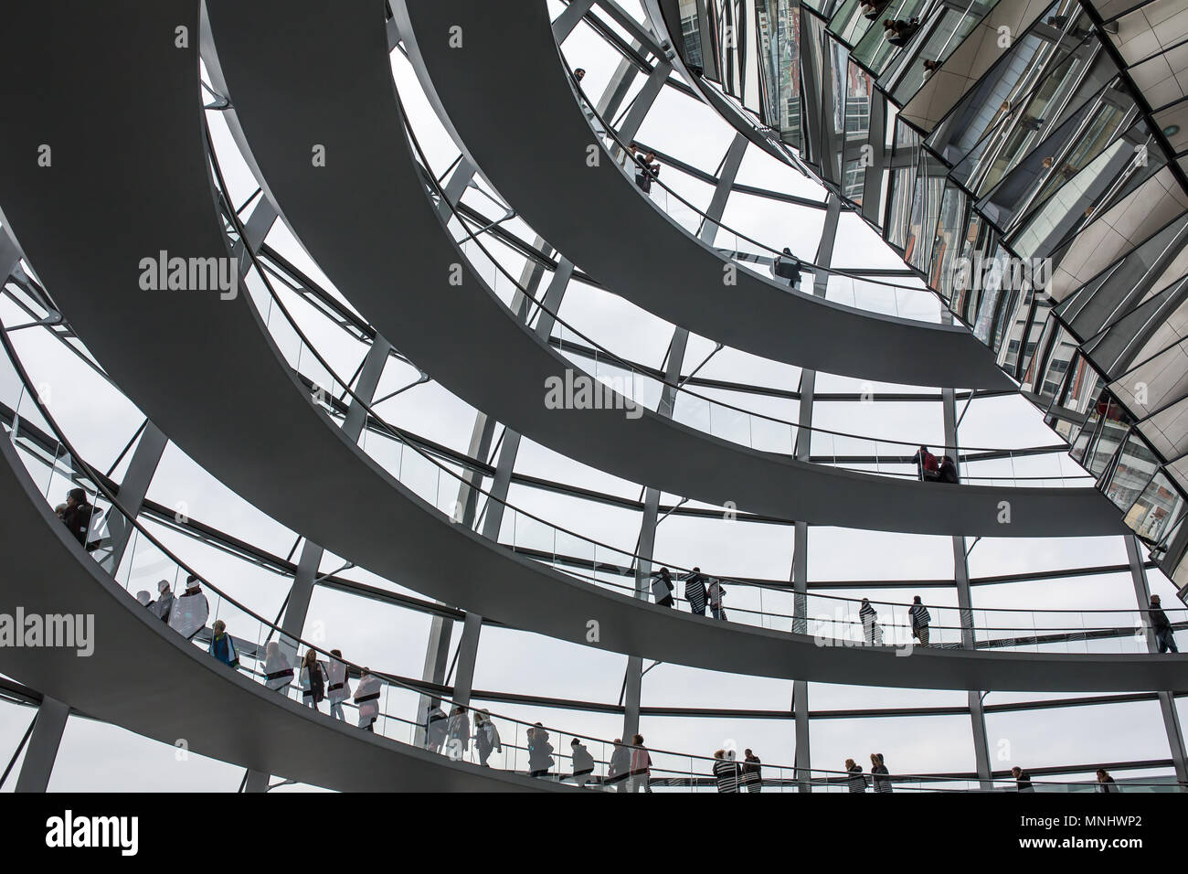 Berlino - 6 Dicembre 2017: all'interno della cupola di vetro sul tetto del Reichstag a Berlino, Germania Foto Stock