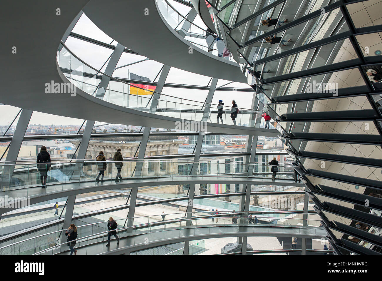 Berlino - 6 Dicembre 2017: all'interno della cupola di vetro sul tetto del Reichstag a Berlino, Germania Foto Stock