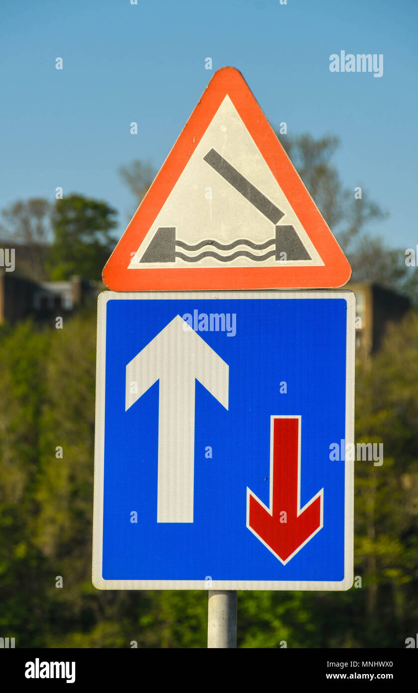 Cartello stradale sulla Baia di Cardiff barrage di avvertimento di sollevamento di un ponte stradale e la priorità su veicoli che sopraggiungono in senso contrario Foto Stock