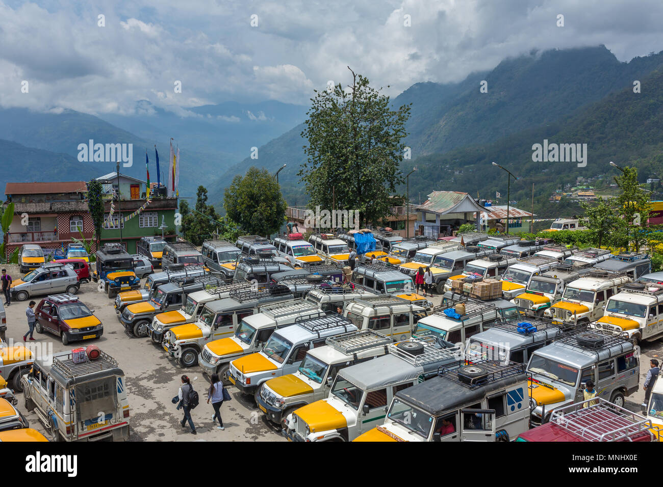 Il Sikkim, India - 24 Aprile 2017: Turistico jeep parcheggio ortografia, Sikkim, India settentrionale. Quelli di jeep comunemente utilizzati come i mezzi di trasporto pubblico tra il telecomando ar Foto Stock