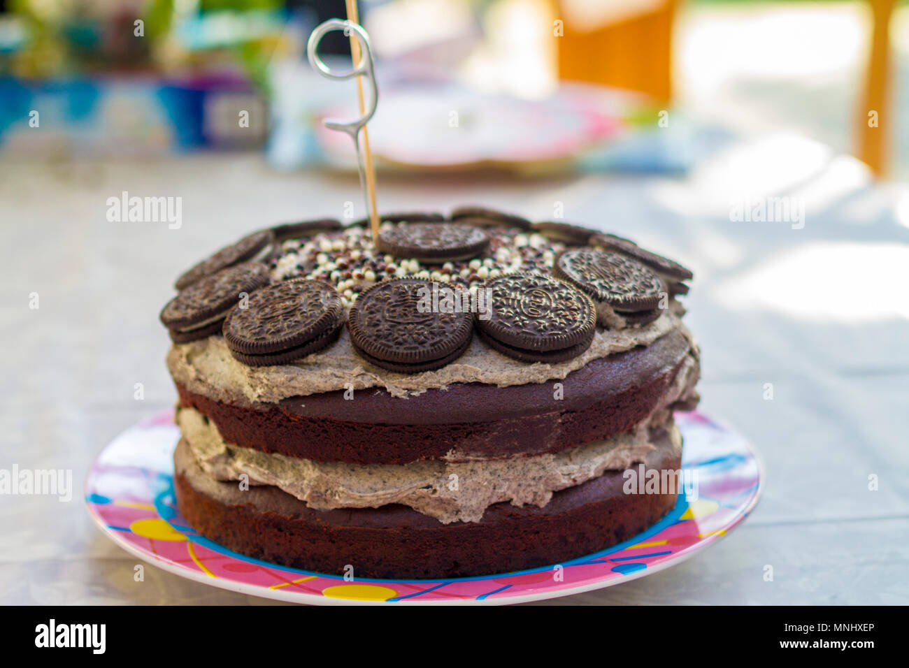 Oreo Biscuit cioccolato torta di compleanno, bambini bambino , kid festa di compleanno, Torta di crema di burro oreos, ricordi di infanzia bambini concept Foto Stock