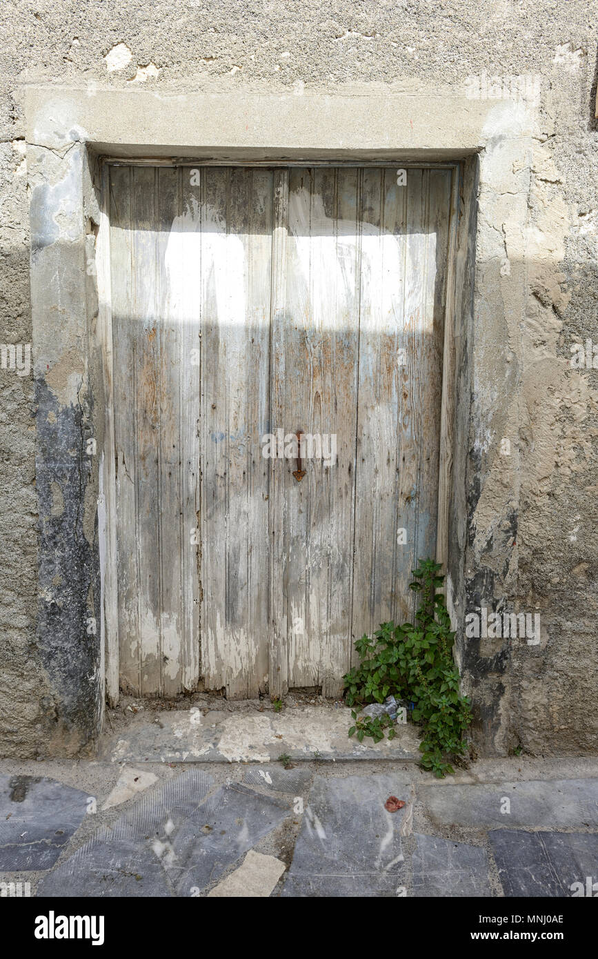 La vecchia porta sulla parete della casa Foto Stock