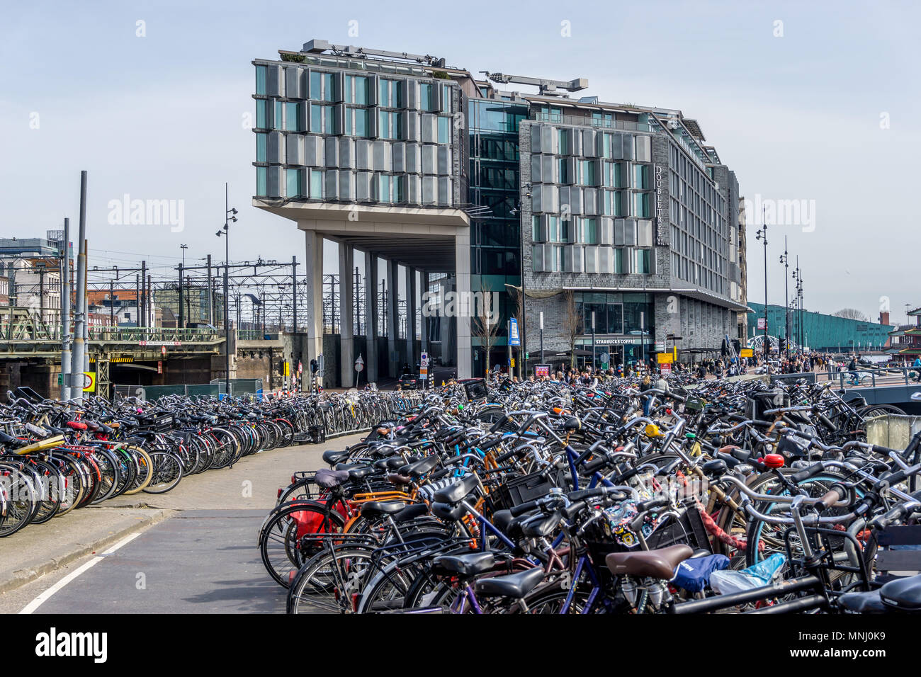 DoubleTree by Hilton Amsterdam Centraal Station, Oosterdoksstraat, Amsterdam, Paesi Bassi, Paesi Bassi, l'Europa. Foto Stock