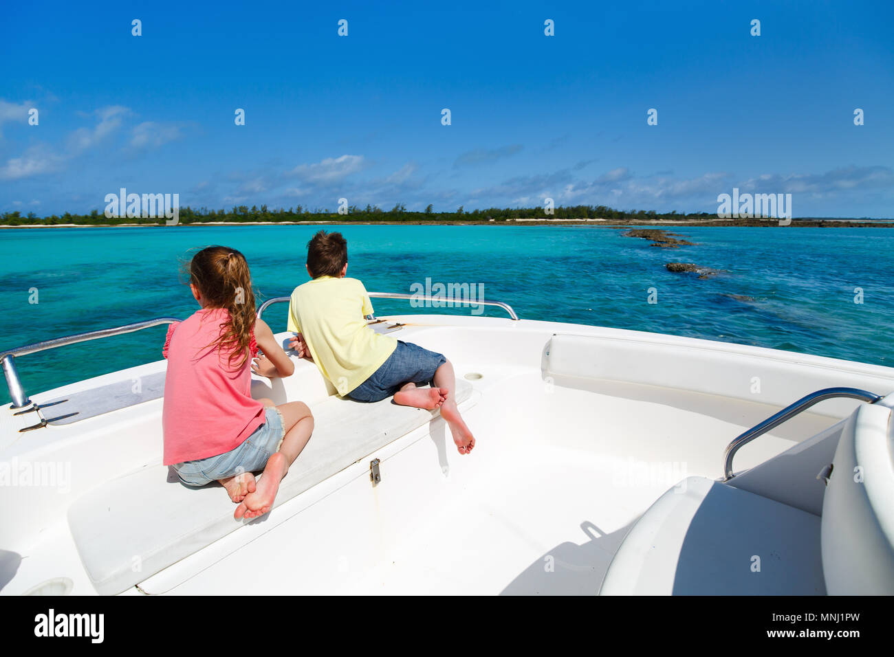 Bambini Un ragazzo e una ragazza godendo le vacanze con barca privata tour Foto Stock