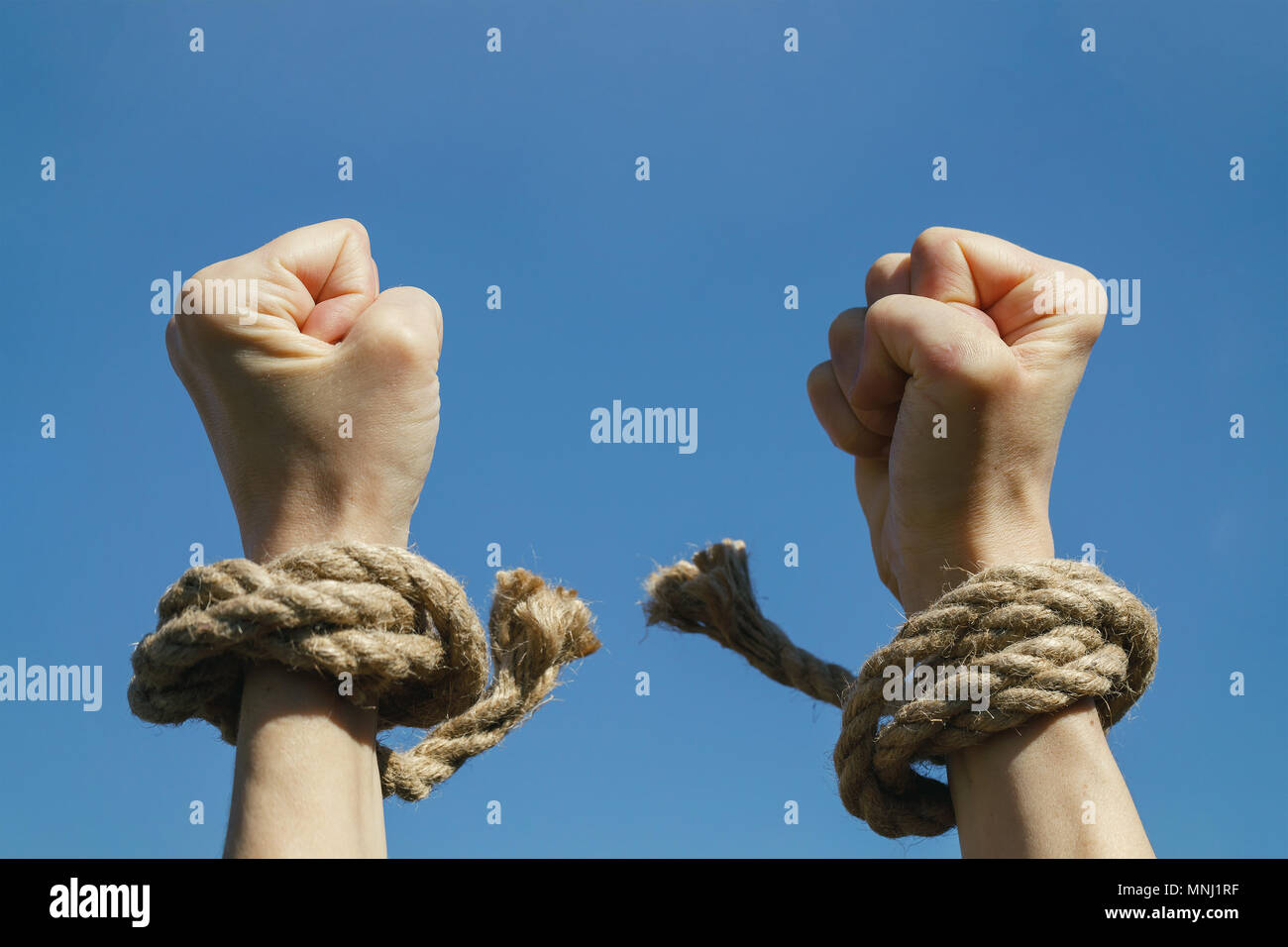 Le mani libere da biscottini sono tese al cielo blu. Sensazione di libertà Foto Stock
