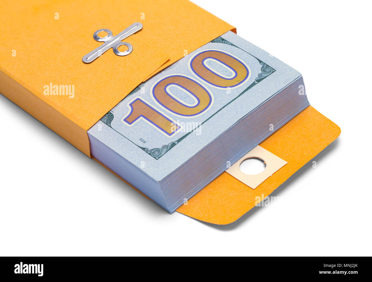 Pila di centinaia di fatture del dollaro nella busta gialla isolato su uno sfondo bianco. Foto Stock