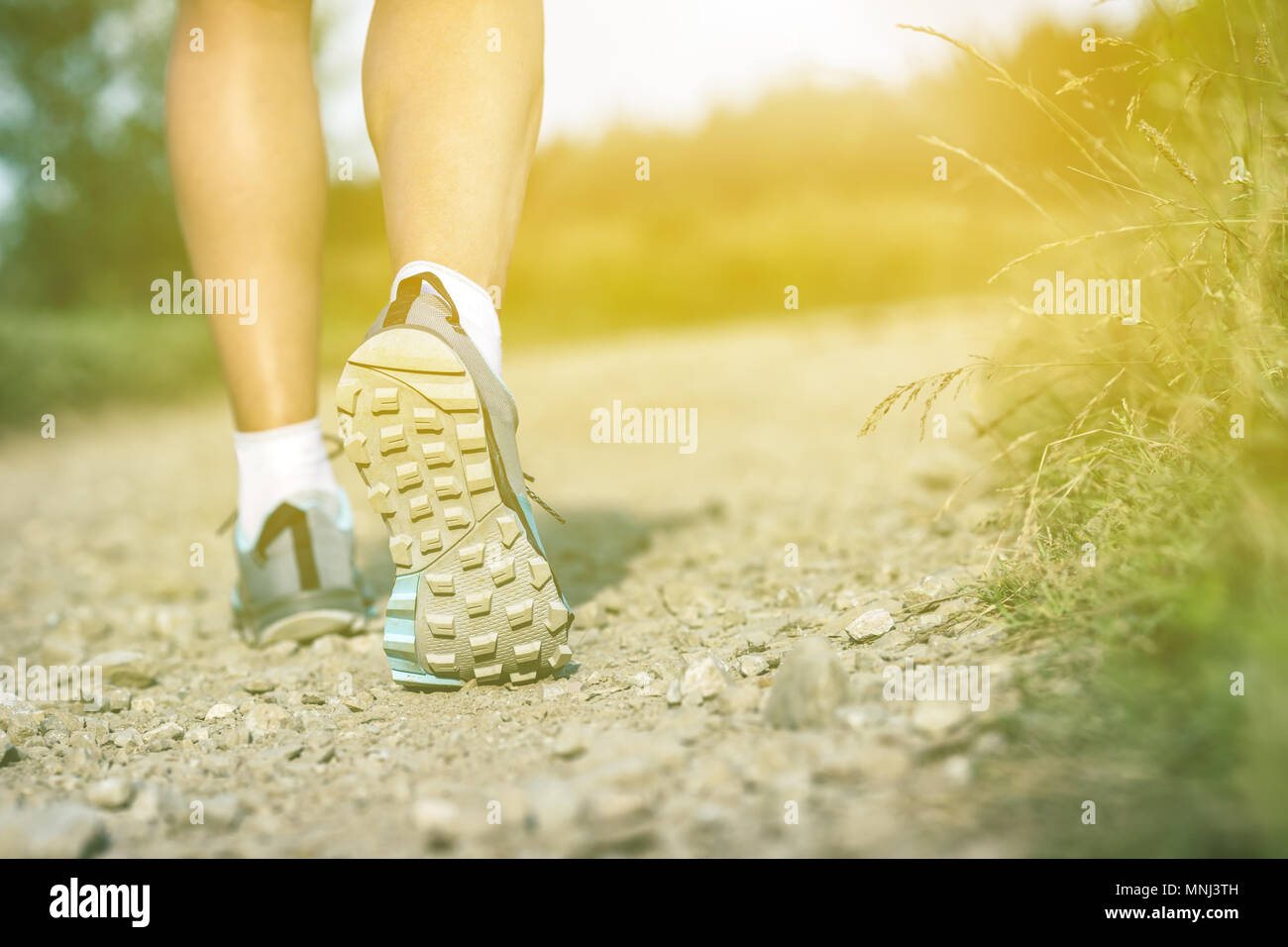 Donna che cammina in sport o scarpe da escursionismo. Jogging, trekking o di formazione al di fuori in estate la natura, ispirando, motivazionali di fitness e salute concetto. Foto Stock