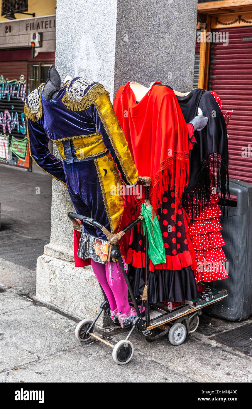 Vista posteriore di manichini senza testa con abiti tradizionali spagnoli, e in piedi in un carrello, Madrid, Spagna. Foto Stock