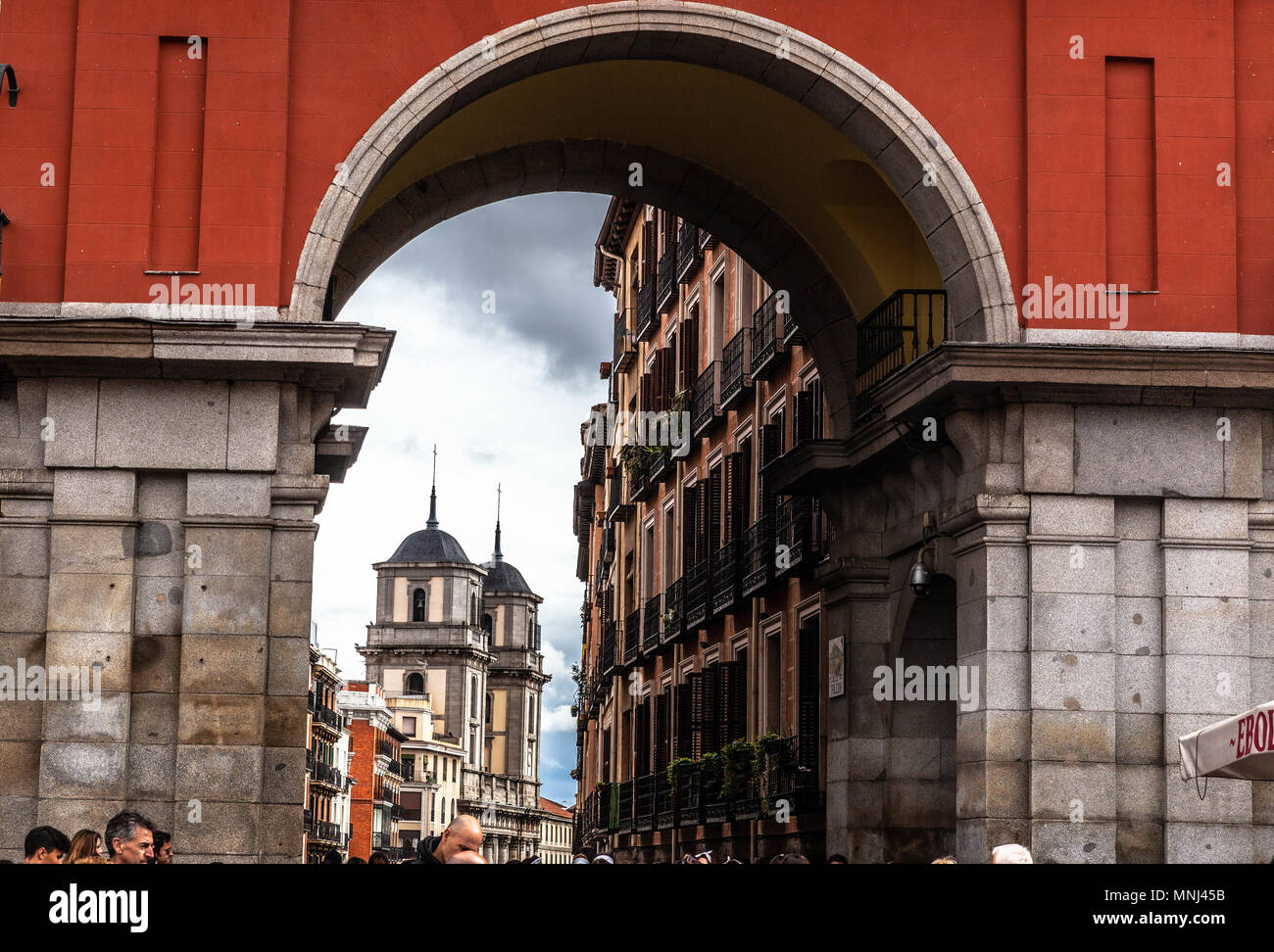 Ingresso ad arco a Plaza Mayor, Madrid, Spagna. Foto Stock