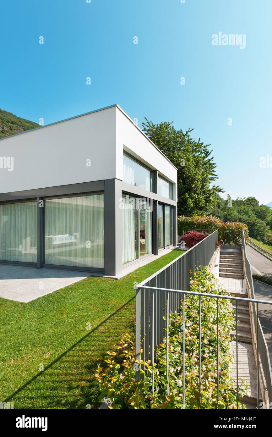 Architettura, bianca e moderna casa con giardino, all'aperto Foto Stock