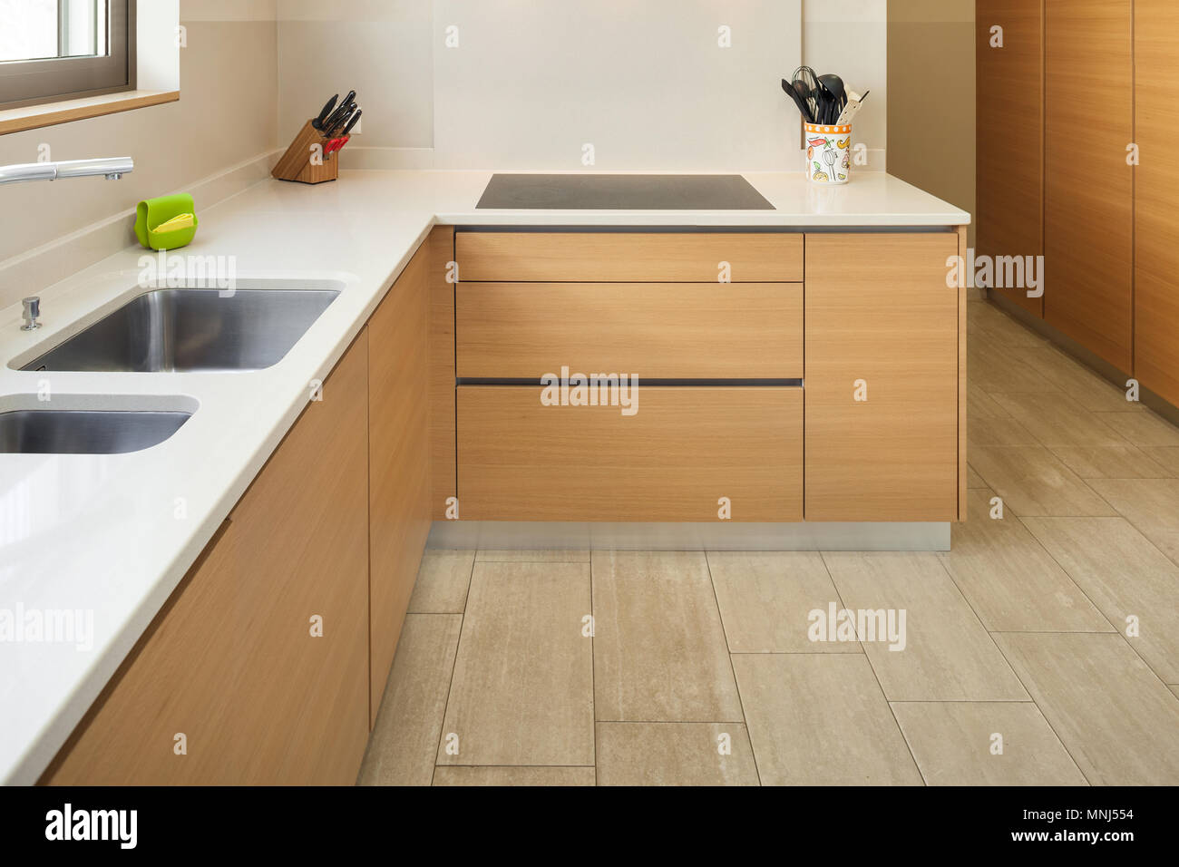 Interno di un moderno appartamento arredato, ampia cucina domestica Foto Stock