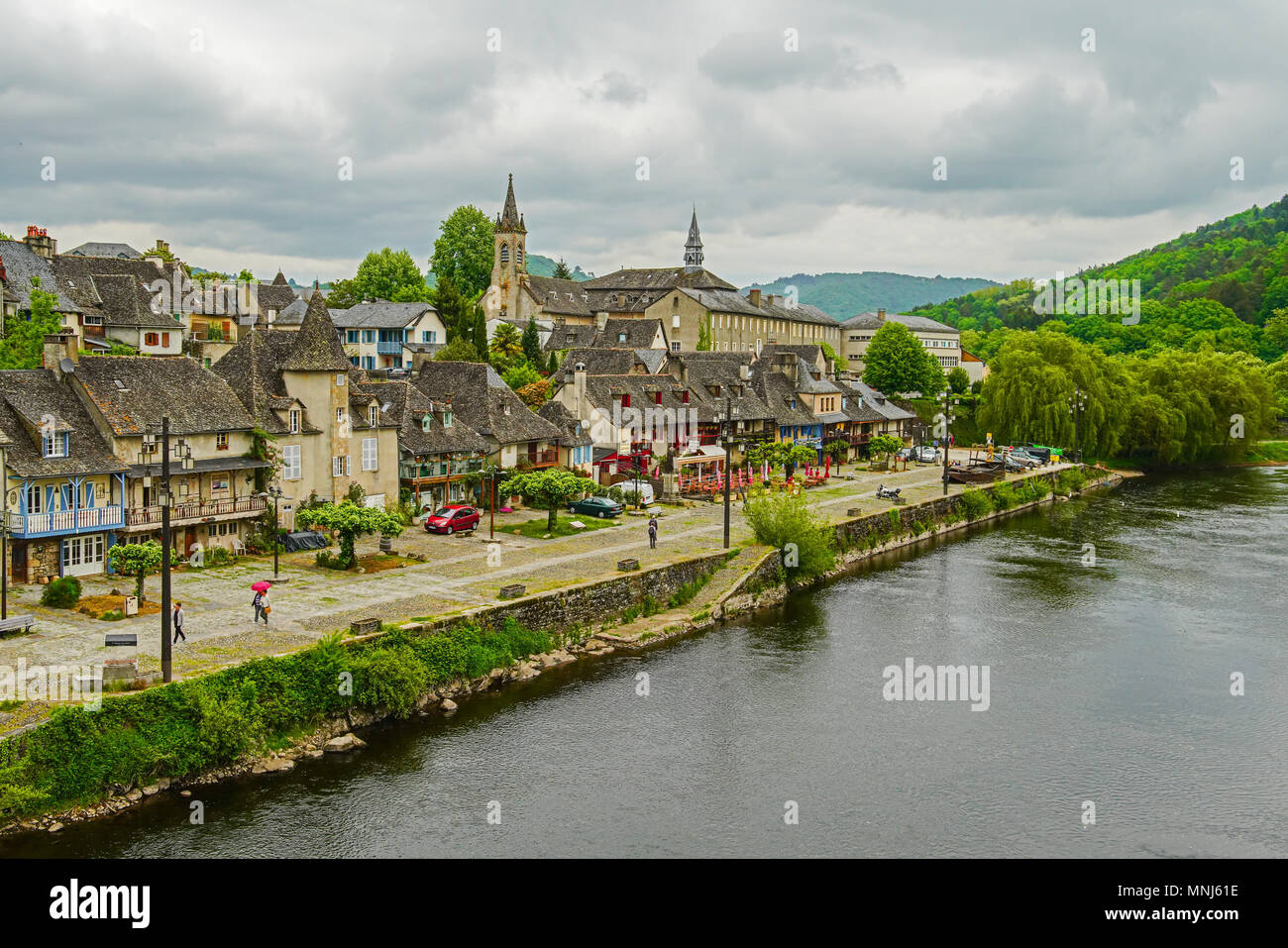Vista panoramica della pittoresca città Argentat sul fiume Dordogna nel dipartimento di Corrèze nella regione Nouvelle-Aquitaine della Francia centrale. Foto Stock
