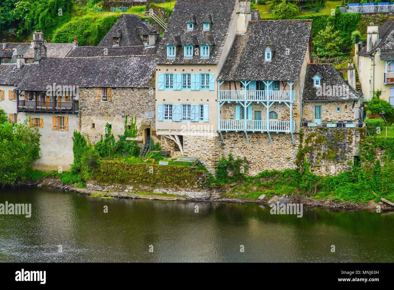 Vista panoramica della pittoresca città Argentat sul fiume Dordogna nel dipartimento di Corrèze nella regione Nouvelle-Aquitaine della Francia centrale. Foto Stock