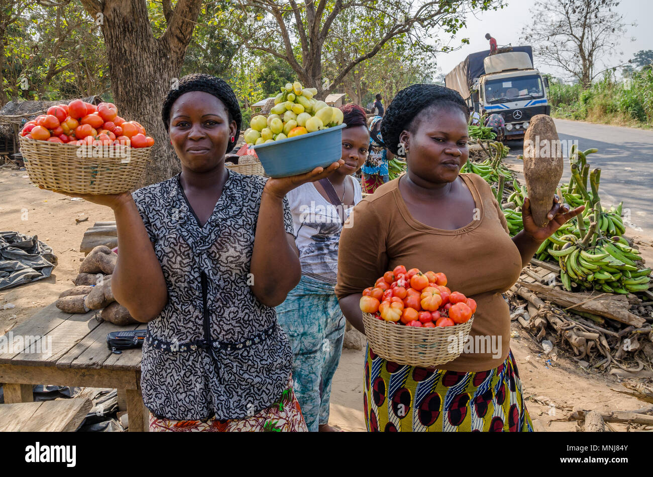 Unidentified donne africane presentando le loro verdure al mercato di strada Foto Stock Unidentified donne africane presentando le loro verdure al mercato di strada Foto Stock