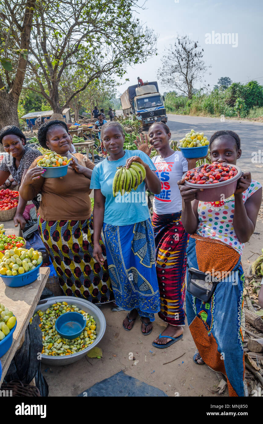 Unidentified donne africane presentando le loro verdure al mercato di strada Foto Stock