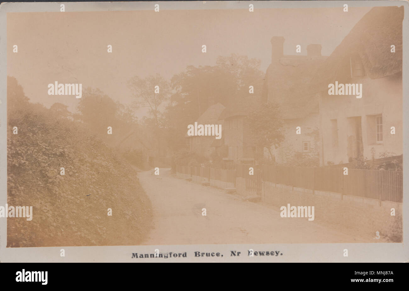 Immagine vintage di cottage con il tetto di paglia a Manningford Bruce, Nr Pewsey, Wiltshire, Inghilterra Foto Stock