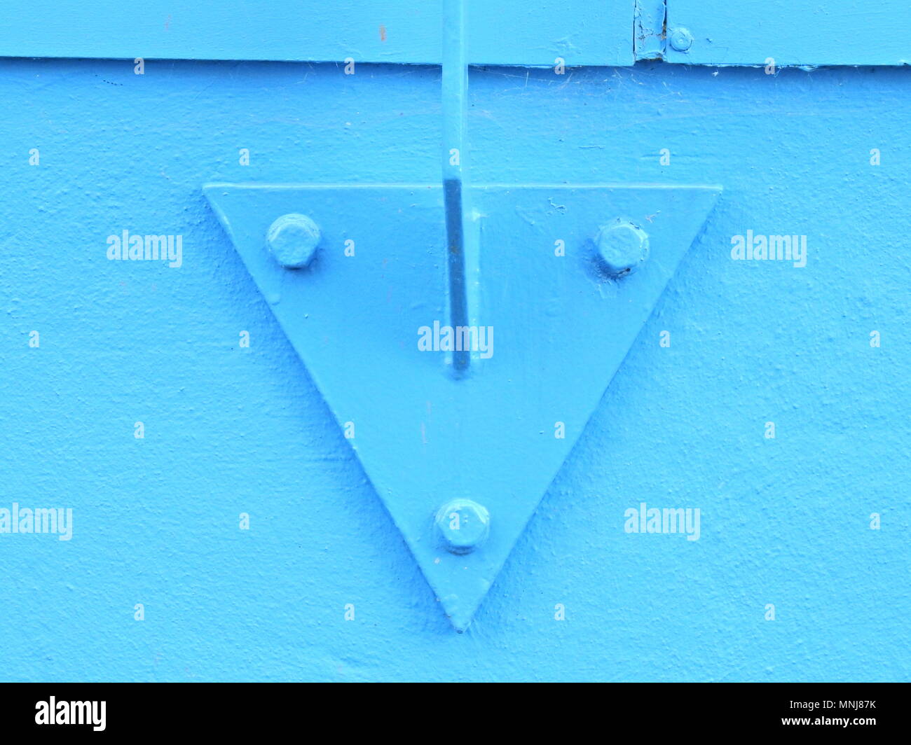 Un volto appare nonplussed in una ringhiera triangolare bretella in Brighton, Regno Unito Foto Stock