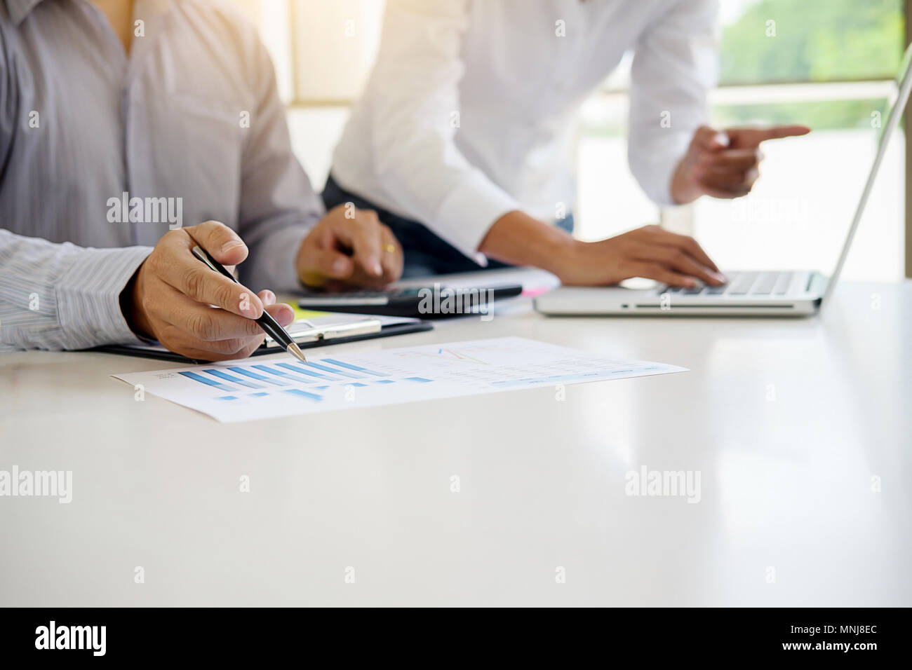 Consulente aziendale analisi finanziaria cifre indicante il progresso Internal Revenue Service controllando il documento. Concetto di audit Foto Stock